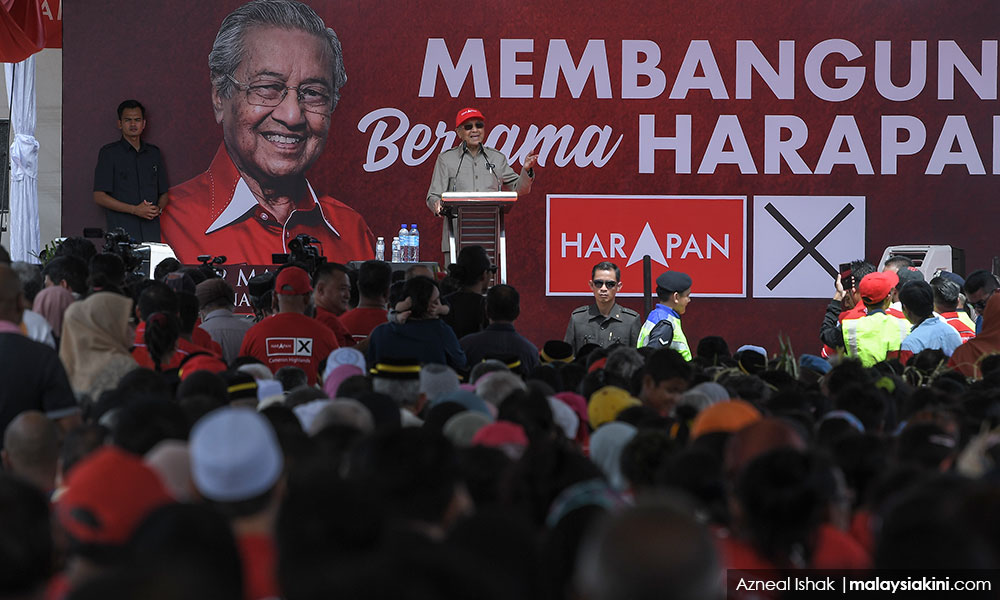 'Can't see, dark, but can see his hair is white', quips Dr M