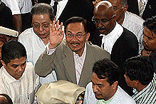 anwar ibrahim sodomy 2 court case anwar happy 080808 02