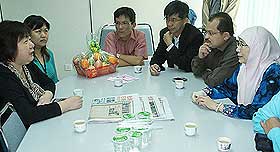 wan azizah visits injured guan ming photographer journalist 060808 01