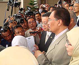 anwar ibrahim sodomy allegation saiful bukhari azlan first day in court 070808 16