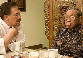 anwar ibrahim and gus dur former indonesia president 110808 04