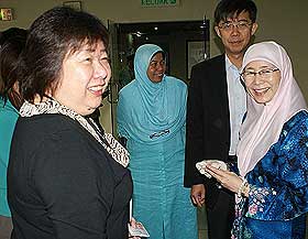 wan azizah visits injured guan ming photographer journalist 060808 03