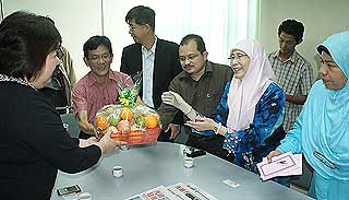 wan azizah visits injured guan ming photographer journalist 060808 06