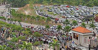 anwar ibrahim sodomy allegation saiful bukhari azlan first day in court 070808 crowd