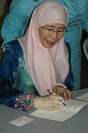 wan azizah visits injured guan ming photographer journalist 060808 05