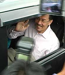 anwar ibrahim sodomy allegations court day footage from house 070808 02