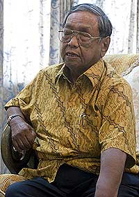 anwar ibrahim and gus dur former indonesia president 110808 02