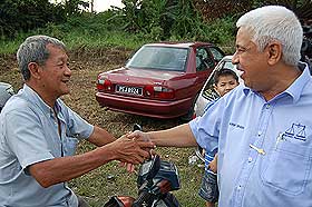 arif shah bn candidate permatang pauh by election walkabout 210808 05