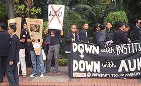 universiti student auku uuca parliament protest 180808 09