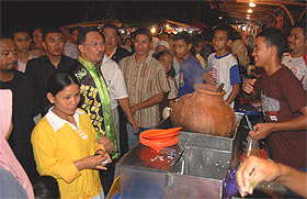 anwar pasar malam walkabout 200808 03