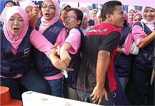 lewd vulgar sodomy stunt display by umno bn puteri umno supporters at permatang pauh nomination day 180808 02
