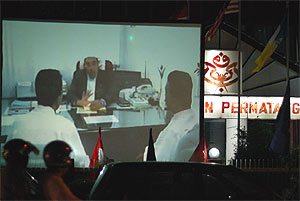 anwar pasar malam walkabout 200808 umno big screen