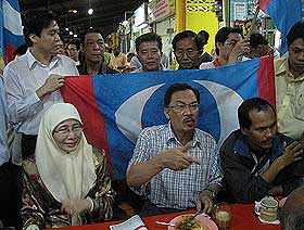 anwar ibrahim seberang jaya market permatang pauh by election visit 180808 04