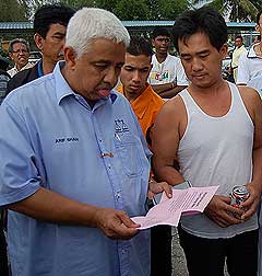 arif shah bn candidate permatang pauh by election walkabout 210808 03
