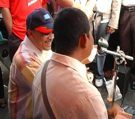 anwar singing in market 040808 03