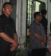 anwar and his bodyguard utk permatang pauh by election 230808 02