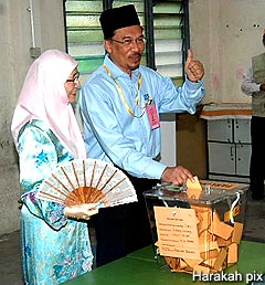 anwar ibrahim casting his vote in permatang pauh by election polling day harakah pix 260808