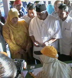 permatang pauh by election 260808 arif shah and family 04
