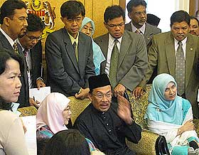 anwar ibrahim mp swearing in 080828 01