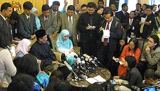 anwar ibrahim mp swearing in 080828 03