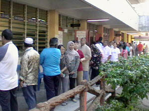 permatang pauh by election 260808 voter wait outside01