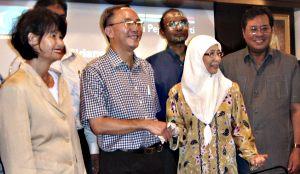 tan kee kwong pc tropicana 060908 shaking hands