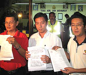 gerakan youth penang files police report against ahmad ismail on racial remarks and koh tsu koon tear down of photo 090908 02