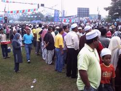anwar permatang pauh thanksgiving dinner310808 crowd.jpg