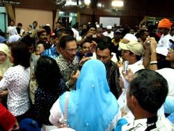 anwar permatang pauh thanksgiving dinner310808 arrival.jpg