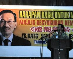 anwar permatang pauh thanksgiving dinner310808 speaking.jpg