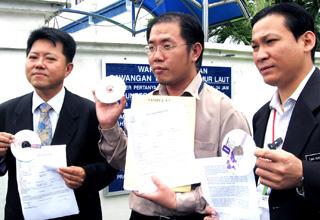 penang government lodge report against azhar ibrahim 090908 left jeff ooi, ng wei aik and tan kang chong