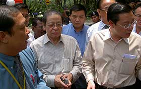 teresa kok  parents meet bukit aman 150908  07