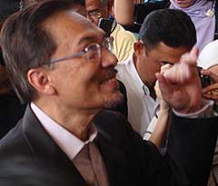 anwar ibrahim hearing 240908 01