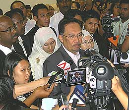 anwar ibrahim hearing 240908 08
