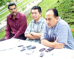 kickdefella released syed azidi 200908 lawyer amrit pal singh (left) salahuddin ayub (right)