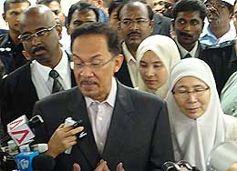anwar ibrahim hearing 240908 03