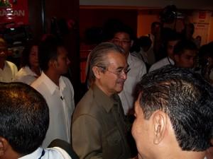 gerakan agm 111008 abdullah shake hand02.jpg