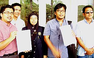 anak muda malaysia ngo police report on najib eurocopter 211008 01