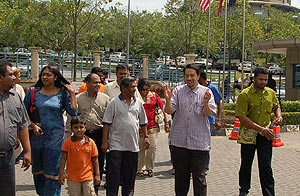 husam putrajaya hindraf 251008 walking away from station