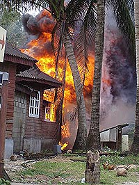 lily chalet resort fire in kecil island pulau perhentian 031108 02