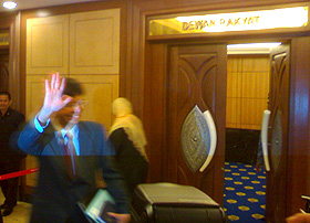 opposition mps walk out of parliament 041108 01