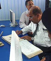 syed hamid albar visit new chow kit police station 061108 05