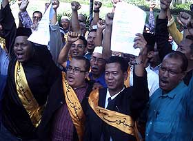 penang road sign dual language umno ngo files protest 041108 01
