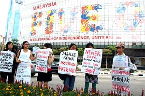 tomboy fatwa protest 071108 backdrop