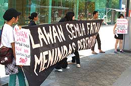 tomboy fatwa protest 071108 at lrt station