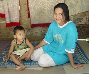 refugee camp 300505 mother and child
