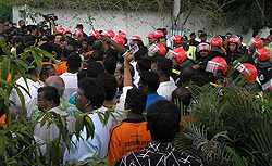 mic youth sri lanka protest 141108 riot police