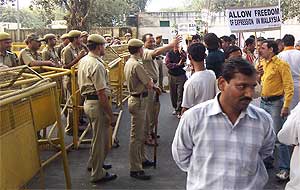 fhroi hindraf protest at malaysia embassy in new delhi india 141108 02