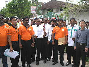 mic youth sri lanka protest 141108 group shot