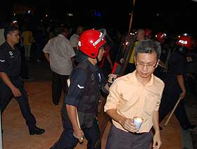 bersih 1st year anniversary pj vigil arrest 111108 police charge at crowd 2